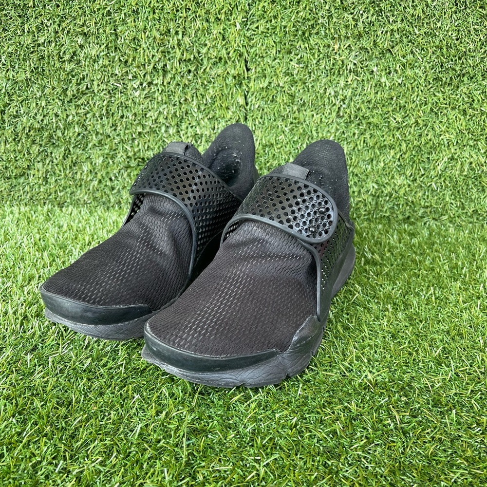 Black Nike sock darts